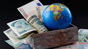 Stratég a ekonom o centrálních bankách: Koruna jako frank východu, parita EUR/USD v den Grexitu a mnoho dalšího