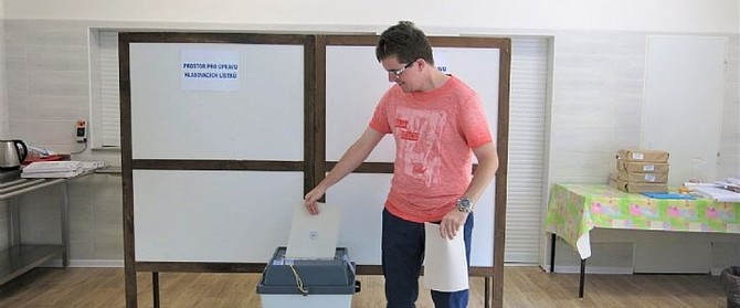 foceno před povinností nosit roušky